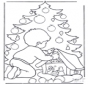 Jongen bij kerstboom